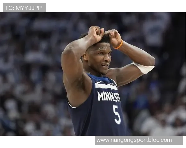 爱德华兹首节火力全开半场高效得分助球队继续进攻展现强大实力