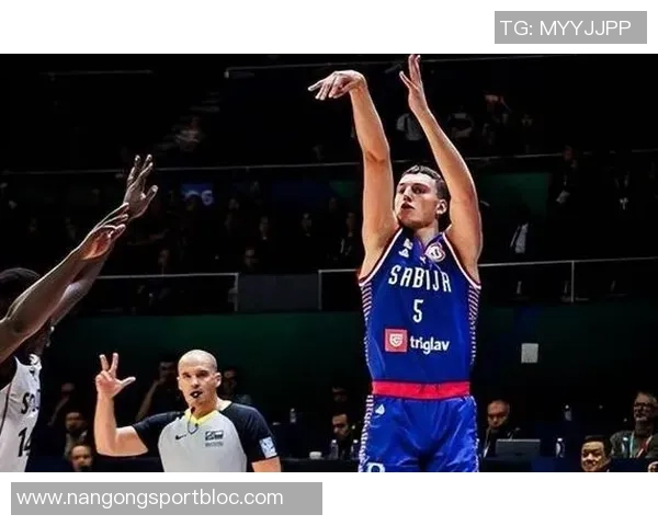 约维奇半场表现亮眼6投3中罚球全中贡献10分外加3篮板2助攻1盖帽